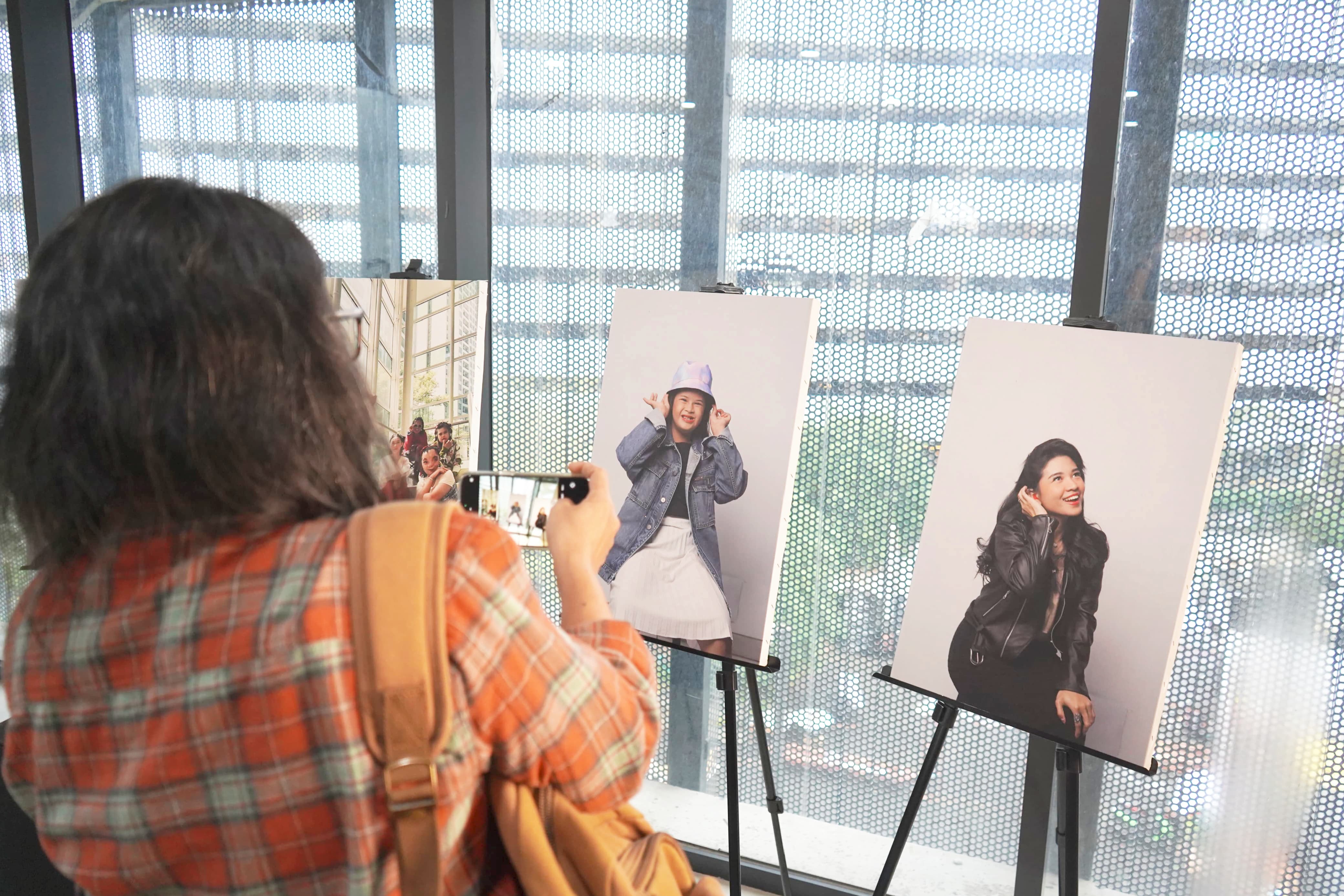 Pengunjung tengah melihat pameran foto dengan tema disabilitas yang dipamerkan di acara Inklusi untuk Semua, Disabilitas Berdaya (UNIC Jakarta/Medina Basaib)